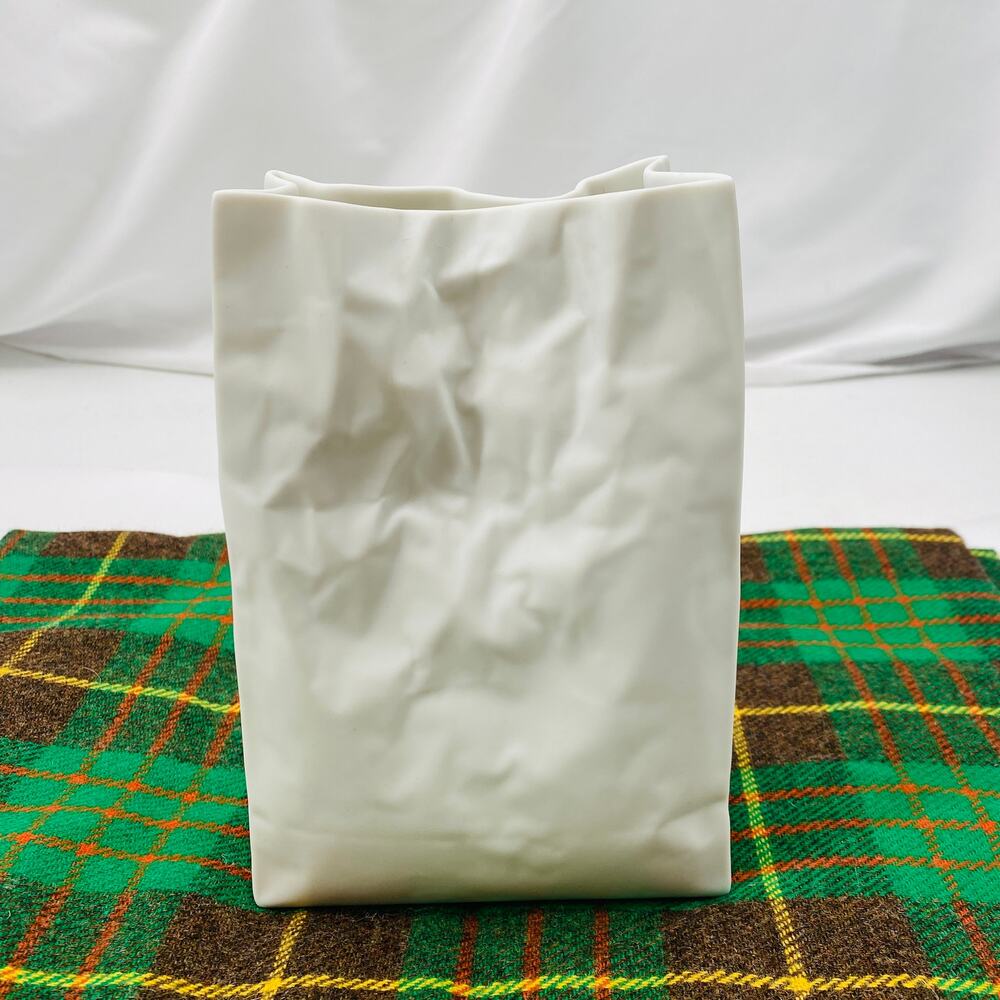 Crinkle Super Bag LL Vase By M. Komatsu white